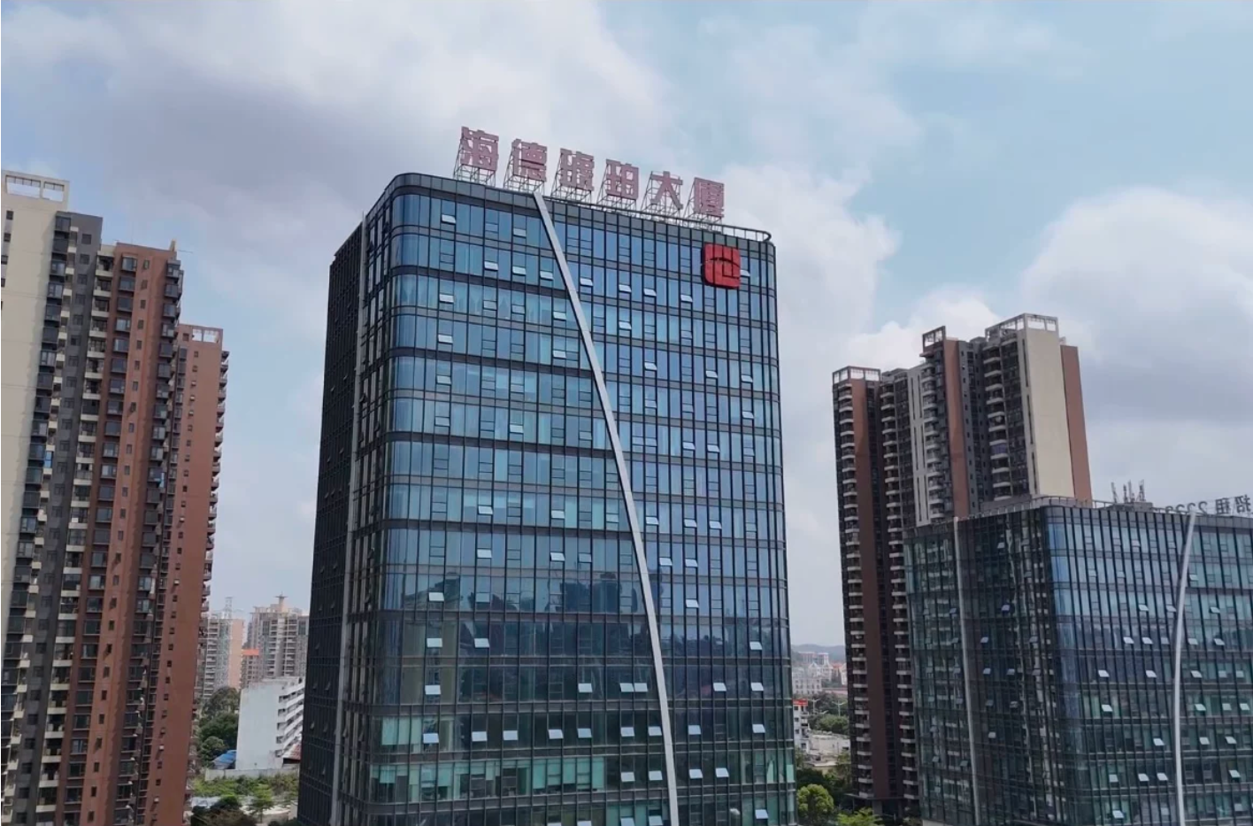 【年租金9.6万 精装3+1 东城甲级写字楼】东莞东城街道海德琥珀台1604室 带租约 高回报 · 拍卖公告