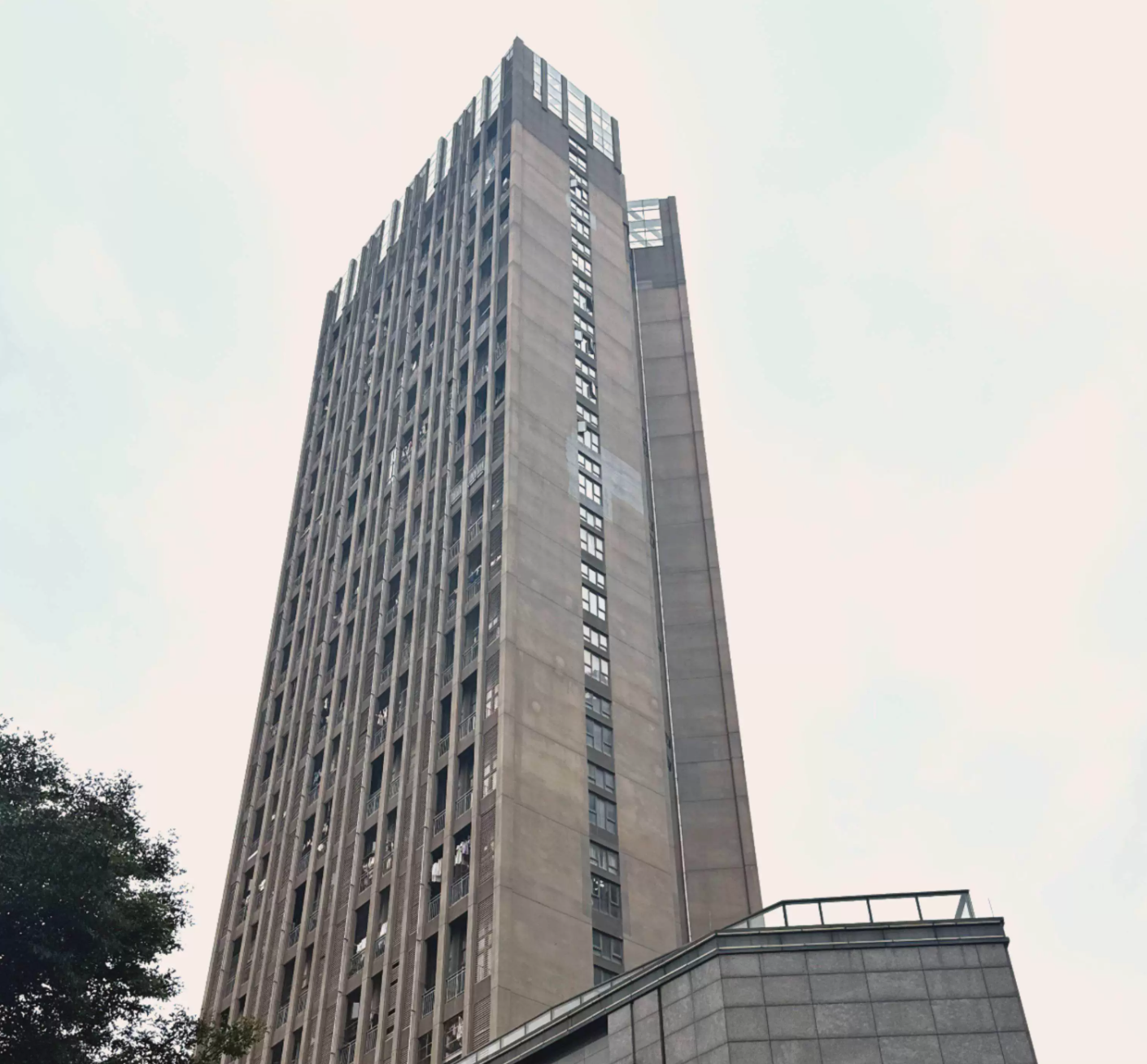 【观澜湖新城商圈 近高尔夫球场 地铁口 红本精装复式三房通燃气 带阳台高回报率】深圳龙华区奥宸观壹城 · 拍卖公告